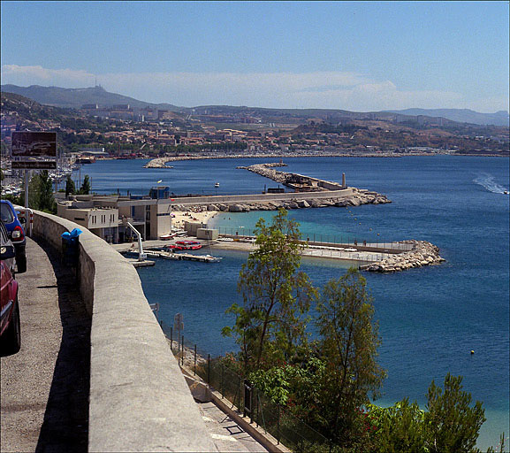 Vue de l'Estaque depuis les plages de Corbières. Au premier plan, le port de la Lave, à l'arrière-plan l'Estaque-Plage et le quartier de la Fontaine-des-Tuiles.
