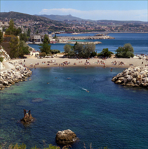Vue de la plage de Corbières. A l'arrière-plan, le port de la Lave. (Riaux E, non cadastré. DPM).