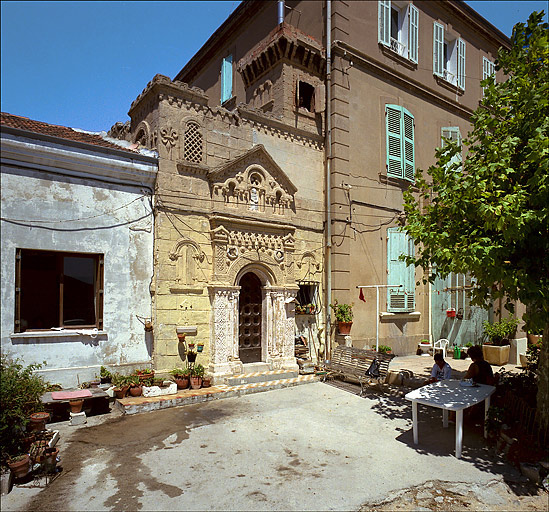 Vue générale de la façade de la chapelle, de trois-quarts.
