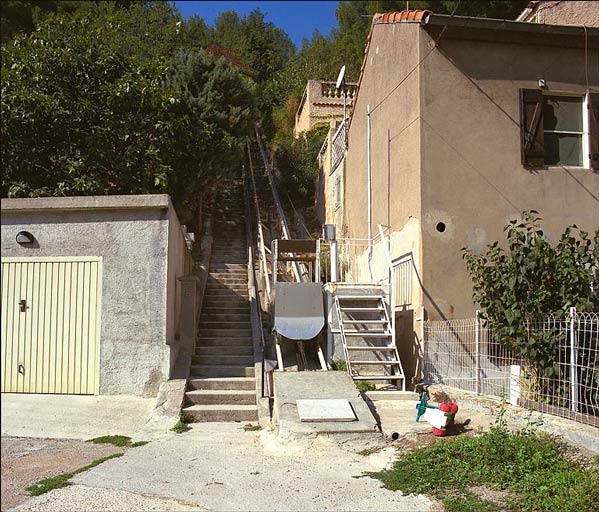 Funiculaire monte-charge gravissant la pente du vallon. Maison du lotissement Fabre, 129 bis chemin du Marinier (parcelle R 143).