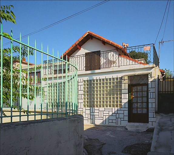 Fig. 39 - Maison, traverse de la Vente (Parcelle I 151). Dans ce secteur furent construits six "cabanons" en 1885 pour Jean et François Lieutaud, d'une famille de tuiliers. L'ensemble fut partagé en trois maisons entre 1912 et 1955. Cette maison est un des "cabanons" aggrandi.