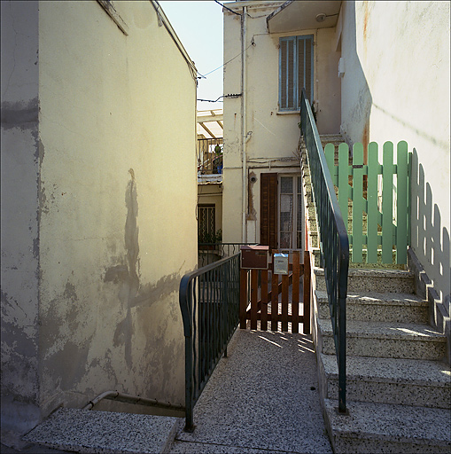 Immeuble à logements, 26, 28 boulevard Farrenc (parcelle K132, 134). Entrée de la cour avec des accès séparés pour chacun des trois logements. Exemple a-typique résultant d'adjonction de constructions.