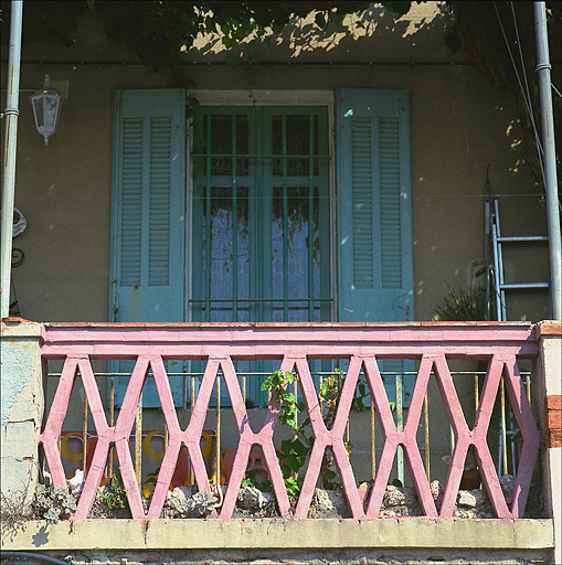 Maisons jumelées (K111 et 112), construites entre 1910 et 1915 pour J.B. Appolinaire, patron pêcheur. Détail de la façade de la parcelle K111 : garde-corps de la terrasse en terre-plein.