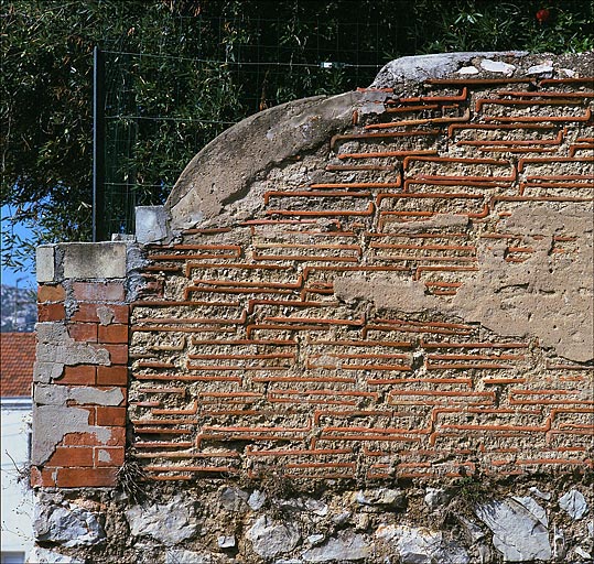 Partie sud du lotissement. Détail du mur de soutènement d'un jardin à l'angle des rues Mariaud et Emile-Cavagni : dernière assise du soutènement en appareil polygonal de calcaire et partie haute en blocage de tuiles plates.
