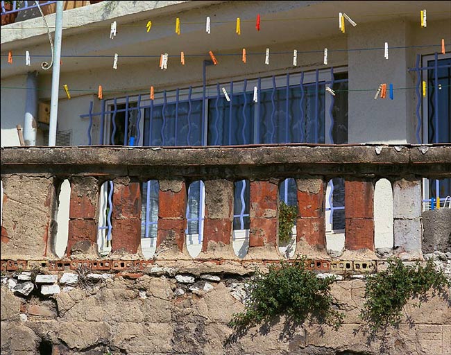 Fig. 23 - Détail d'un garde-corps en briques autrefois enduites. Maison, 44 boulevard Roger-Chieusse, (Parcelle K 333), construite en 1868 pour Jean Michel Lubrano, pêcheur.