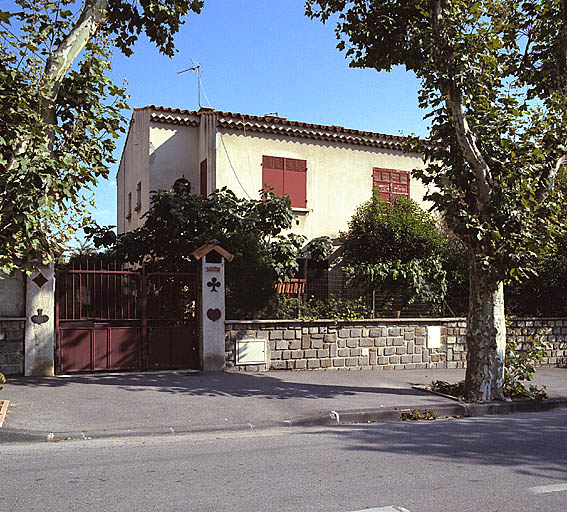 Fig. 65 - Maison, 73 boulevard Fenouil (parcelle I 154), construite en 1957. Vue générale de la façade et du portail.