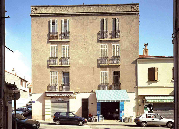 Vue générale de la façade, prise dans l'axe de la rue Martial-Reynaud.