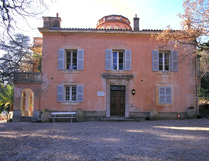 Façade sud-est.. Façade antérieure.