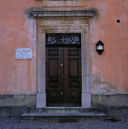 Façade sud-est. Porte d'entrée principale.