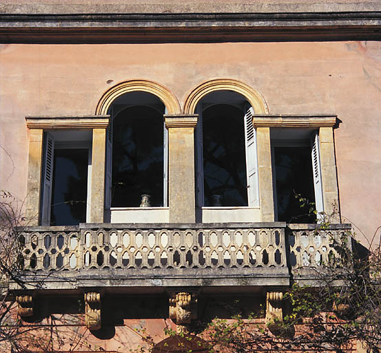 Façade sud-ouest. Baies et balcon du deuxième niveau.