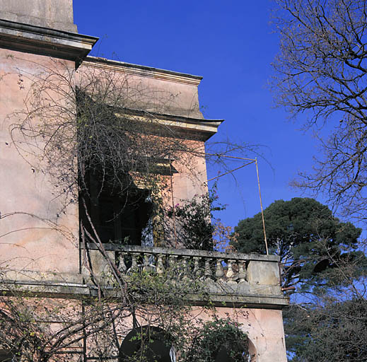 Façade sud-ouest. Portique couvert en terrasse d'agrément.