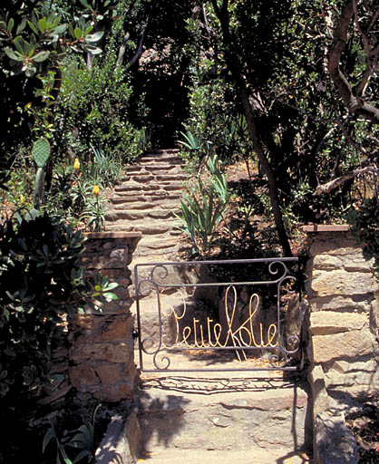 Villa Petite folie. Corniche du Pin pignon. Entrée.