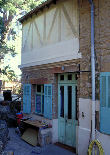 Façade nord. Entrée de service. Pans de bois peints en tompe-l'oeil.