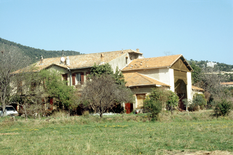 Vue d'ensemble du logis et du hangar.
