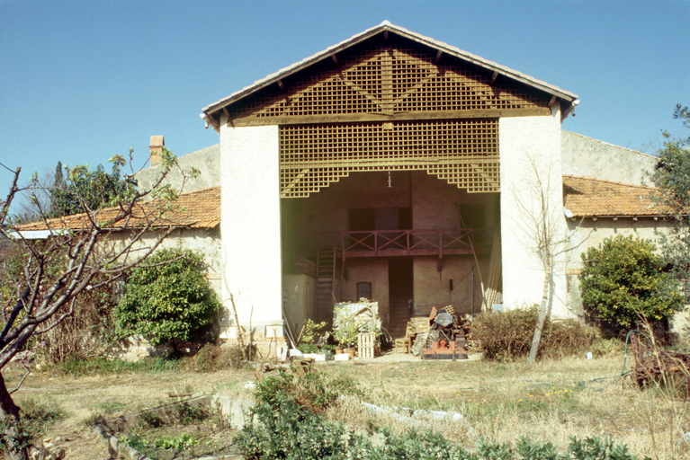 Hangar à pignon en treillage.