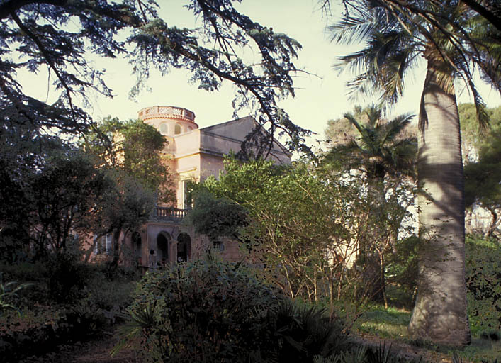 Vue de situation de la villa dans le parc. Au fond la chapelle.