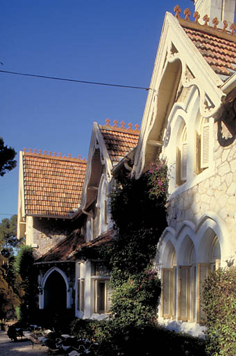 Façade sud et porche pris de l'est.