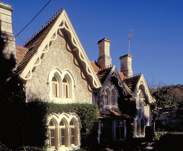Façade sud prise de l'ouest.