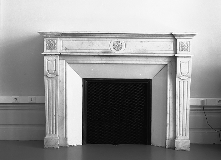 Ancienne villa. Rez-de-chaussée : salon 2. Cheminée de marbre blanc.