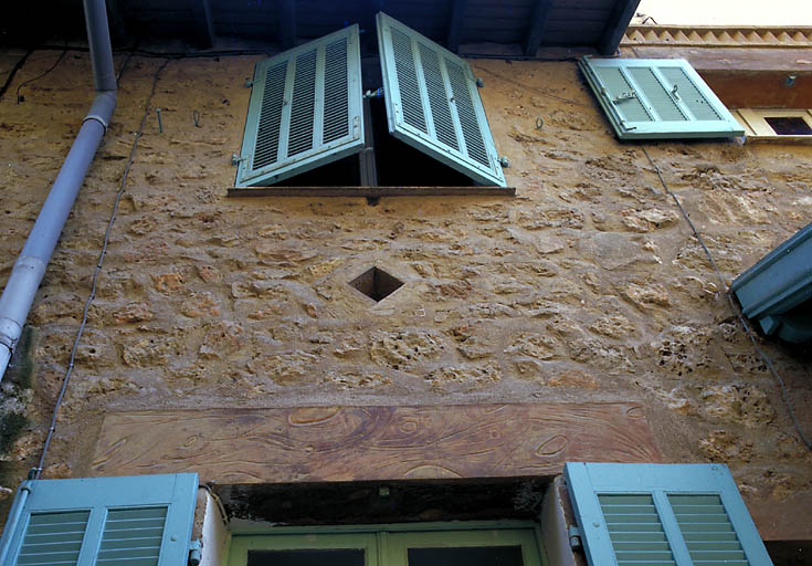 Façade nord. Linteau à décor faux bois.