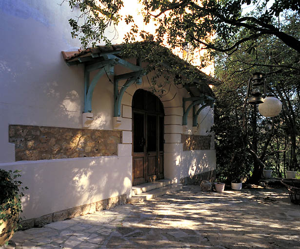 Vue de la porte d'entrée principale.