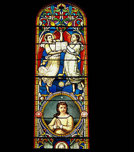 Choeur. Verrière axiale. En médaillon, le portrait de Renée Sabran.