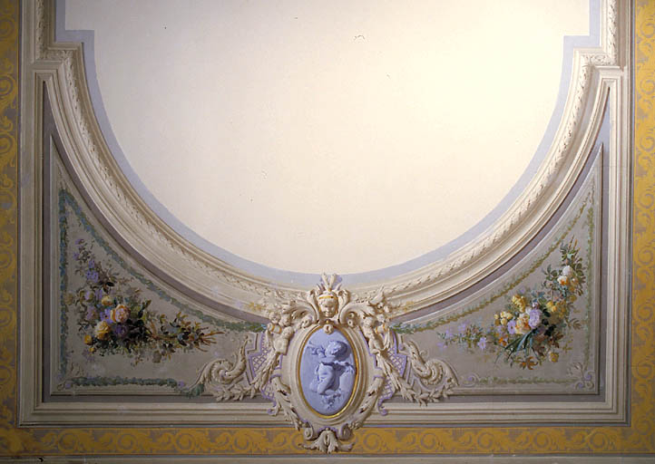 Ancienne villa. Rez-de-chaussée : salon 3. Détail d'une moitié du plafond peint.