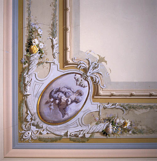 Ancienne villa. Rez-de-chaussée : salon 2. Plafond peint. Détail de l'un des motifs des angles.