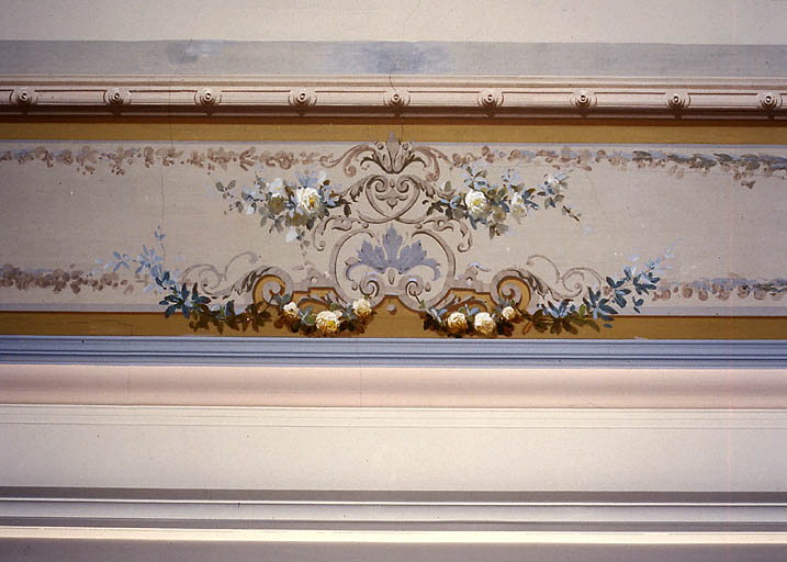 Ancienne villa. Rez-de-chaussée : salon 1. Plafond peint. Détail de l'un des médaillons des quatre angles.
