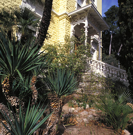 Ancienne villa. Entrée principale. Vue de volume de l'escalier et du perron.