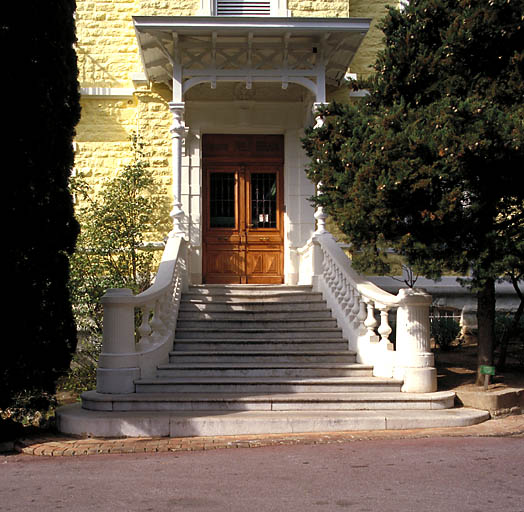 Ancienne villa. Entrée principale. Vue de face de l'escalier et du perron.