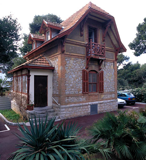 Ancienne conciergerie de la villa. Vue de volume prise du nord-est.