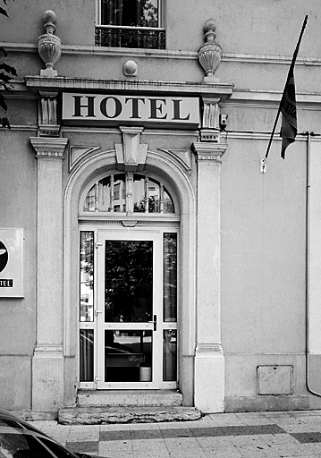 Hôtel de voyageurs 45 avenue Edith-Cawel. Porte d'entrée.