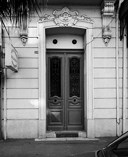 Immeuble 59 avenue Alexis-Godillot. Porte d'entrée.