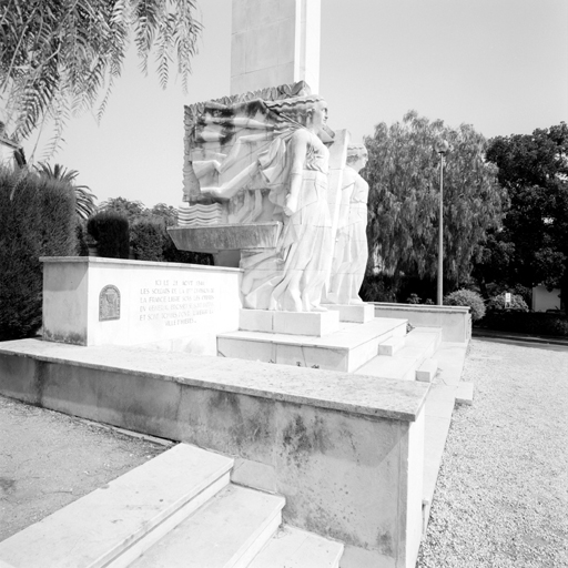 Groupe sculpté (figures colossales)