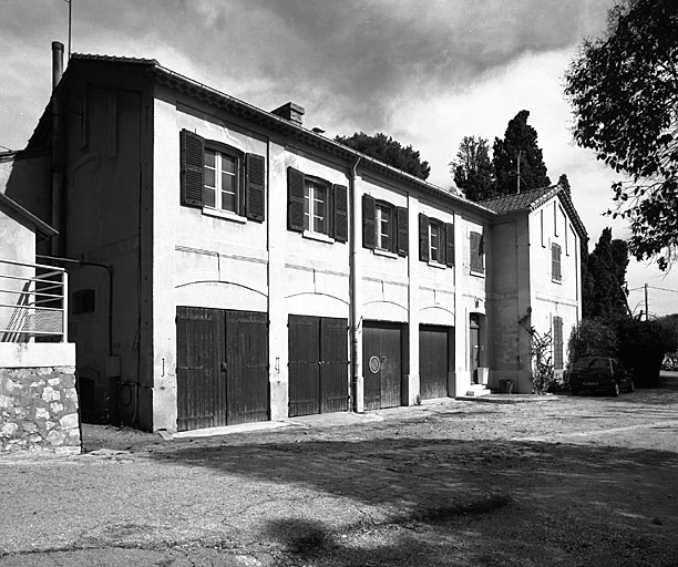 Anciennes écuries de la villa. Vue de volume prise du sud.