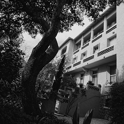 Immeuble des appartements de la direction de l'hôpital. Vue rapprochée prise de l'est.