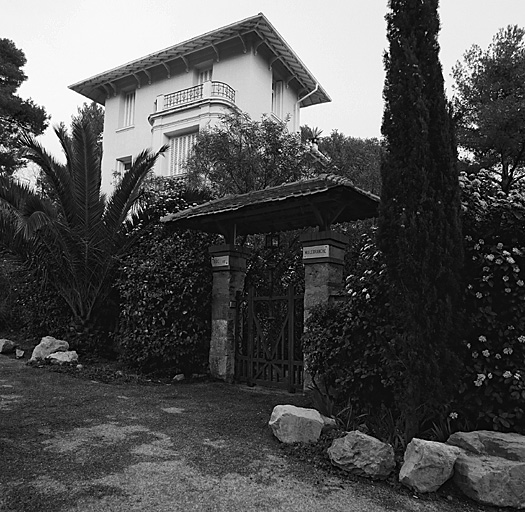 Portail d'entrée et vue de situation de la villa.