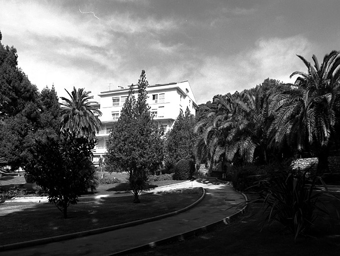 Allée est. Au fond, l'ancienne villa Sylvabelle transformée en hôpital.