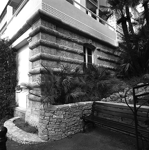 Ancienne villa. Etage de soubassement. Angle sud-est à décor de bossages.