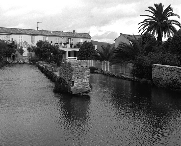 Canal d'alimentation et de rejet de l'eau de mer.