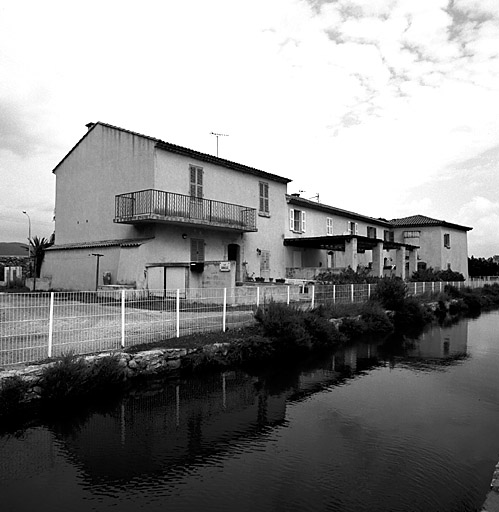 Anciens bâtiments de la douane.