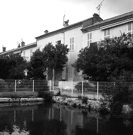 Anciennes maisons des saliniers le long du canal.