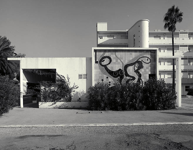 Façade nord-ouest de la galerie marchande.