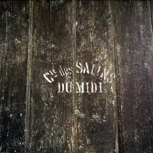 Inscription de la Compagnie des Salins du Midi sur la porte d'accès aux entrepôts.
