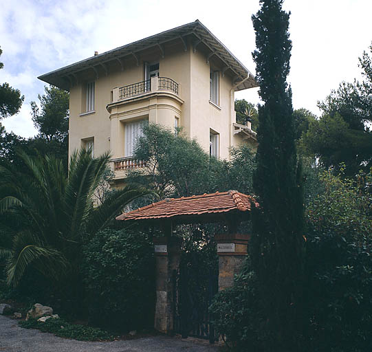 Portail d'entrée et vue de situation de la villa.