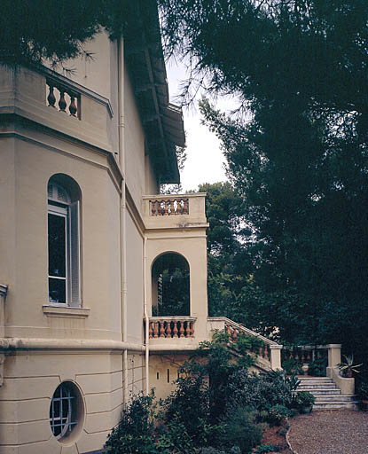 Elévation sud. Oriel montant de fond couvert en terrasse d'agrément.