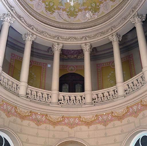 Galerie ouvrant sur le hall à l'italienne.