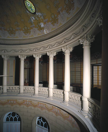 Galerie ouvrant sur le hall à l'italienne.