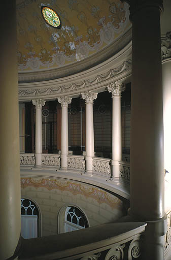 Galerie ouvrant sur le hall à l'italienne. Détail.